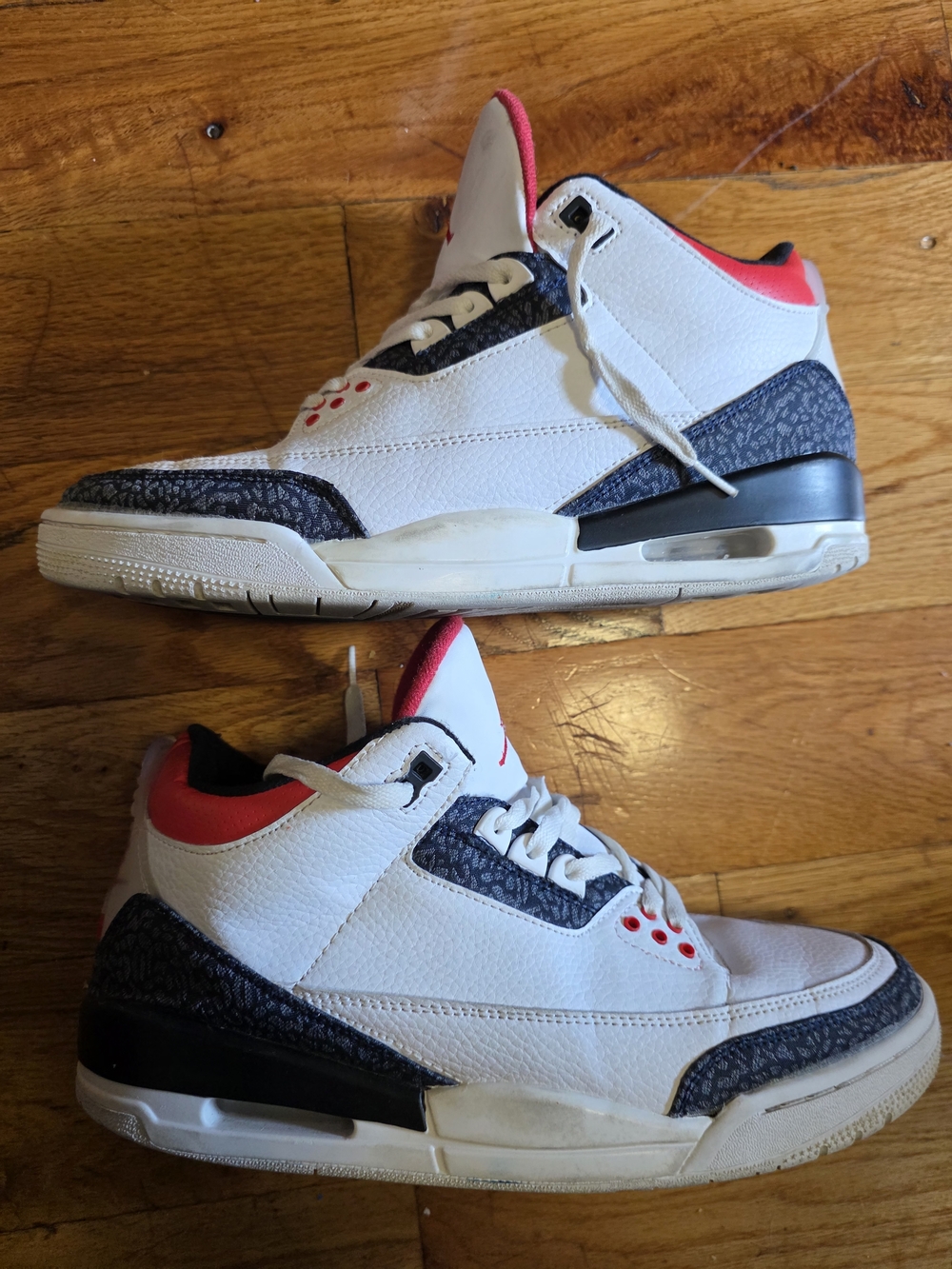 Jordan Men’s White/Red/Black Retro Sneakers - Picture 4 of 9